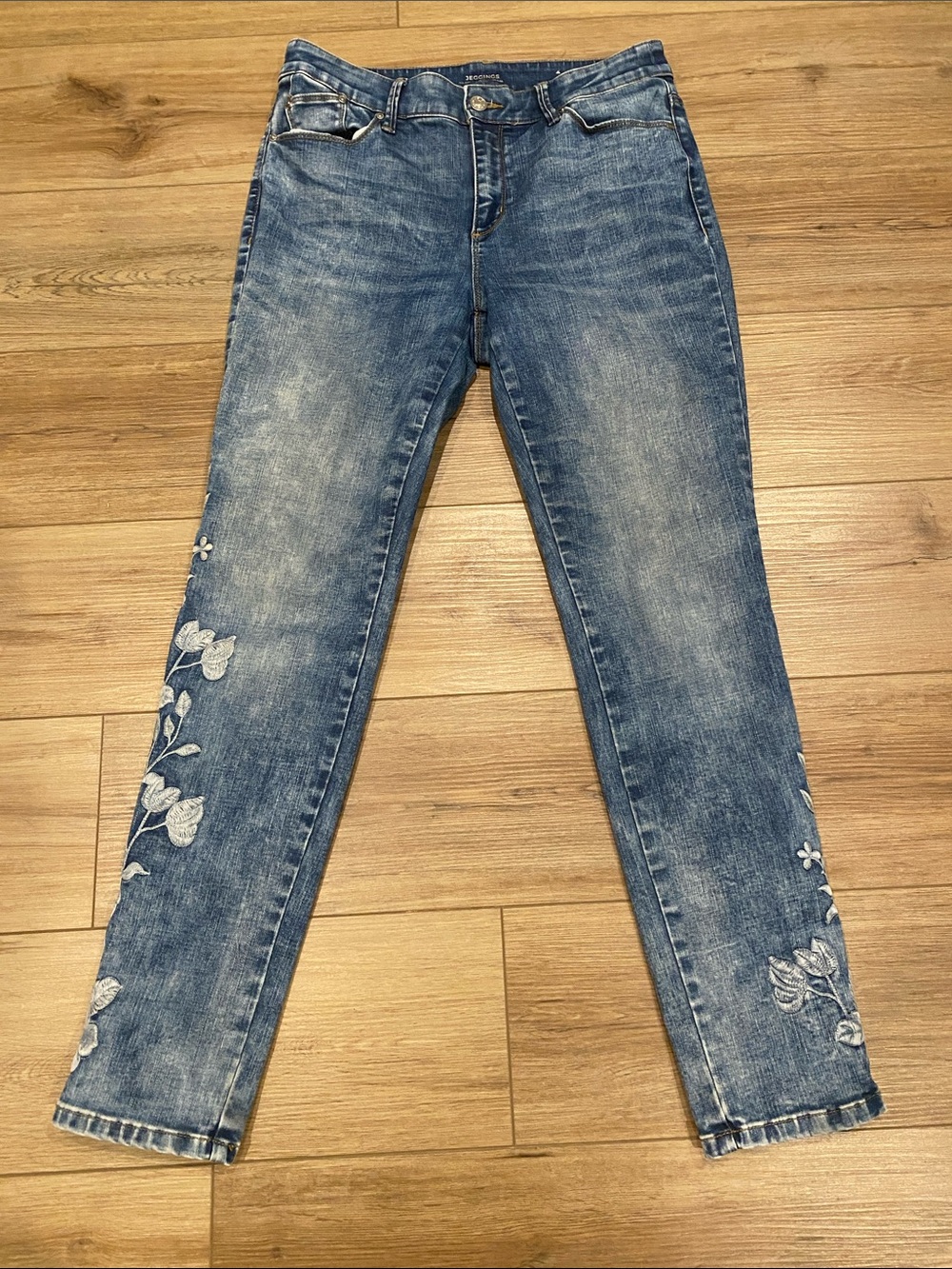 Chico's Jeggings Skinny Jeans with White Floral Embroidery Sz 6